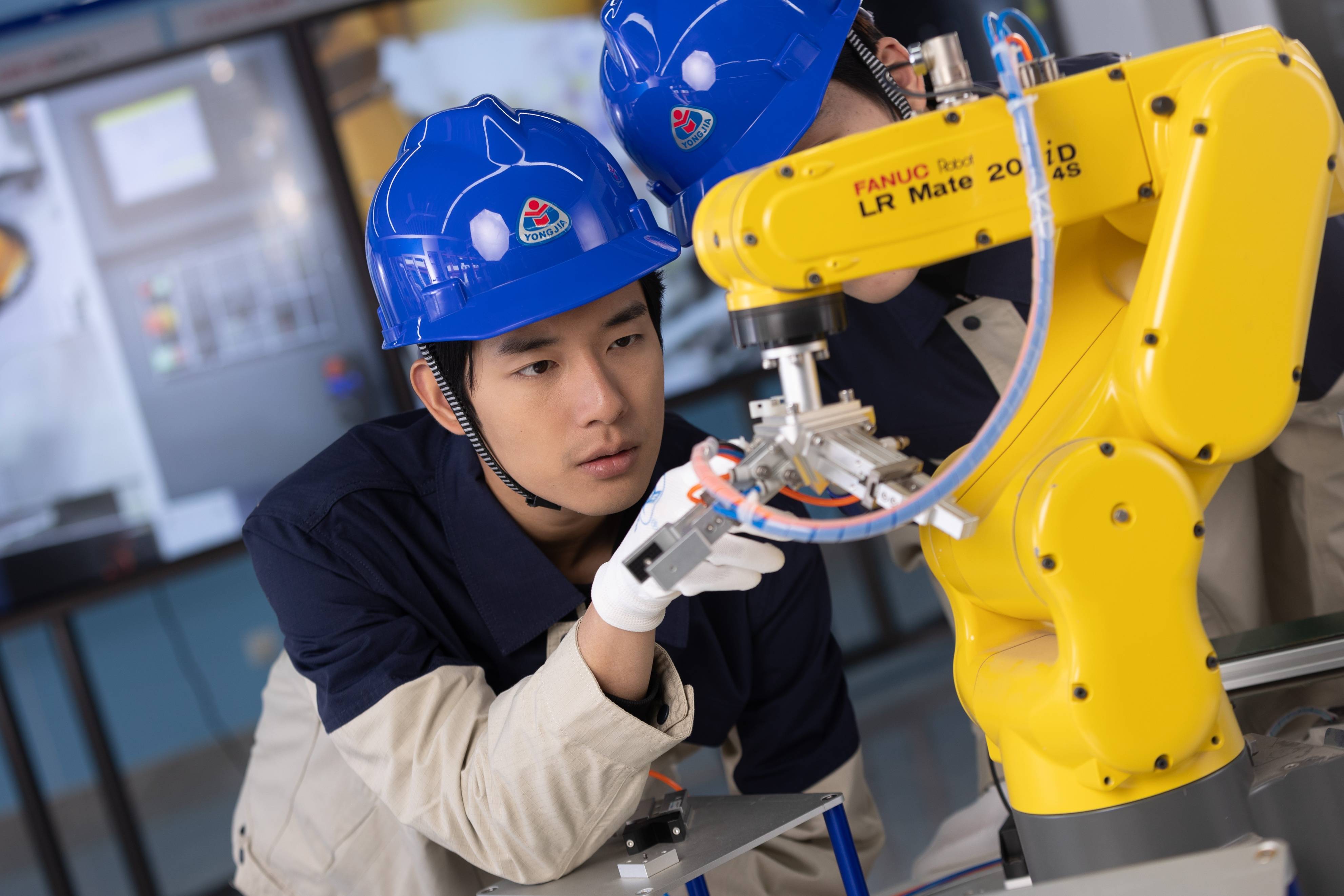 人社部等8部门关于推动技能强企工作的指导意见