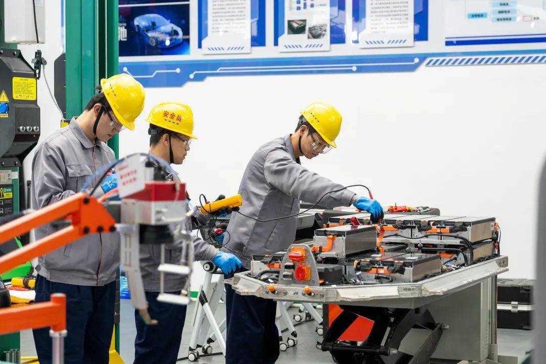 人力资源社会保障部等七部门关于实施高技能领军人才培育计划的通知